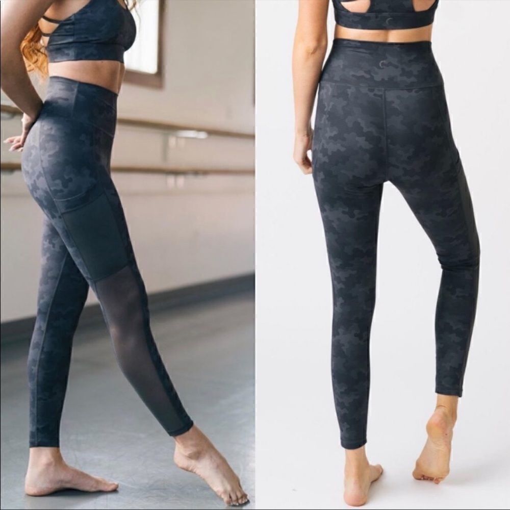 EUC SIZE 2 ZYIA ACTIVE HERO CAMO LEGGINGS MESH 7/8